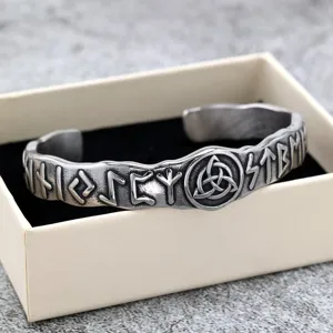 Gros plan détaillé du bracelet manchette runique en acier inoxydable Viking avec symbole géométrique.
