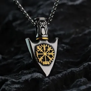 Detailopname van de retro roestvrij staal Viking pijl punt ketting met runen symbool.