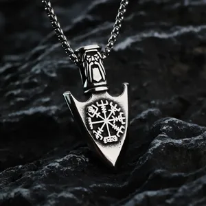 Retro roestvrijstalen pijl punt ketting detailopname met Viking runen hanger voor heren.