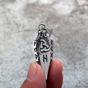Nahaufnahme Detailansicht des Vintage Edelstahl Anhängers mit Runen und keltischem Knoten.