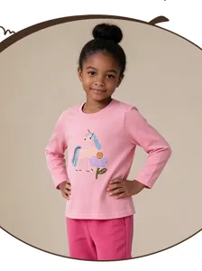 Detailansicht des rosa Langarm Kinder T-Shirts mit niedlichem Einhorn Stickerei Motiv.