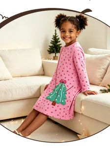 Vista dettagliata del vestito rosa a maniche lunghe da bambina con stelle e albero di Natale.