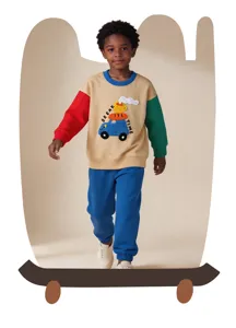 Jongens colorblock sweater en joggingbroek set met auto borduurwerk voor de herfst.