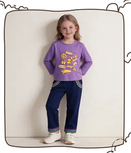 Detailansicht des niedlichen Herbstoutfits für Mädchen mit Pasta-Stickerei und bunten Hosen.
