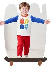 Vue détaillée de t-shirt à manches longues pour enfants avec imprimé chien et pantalon.