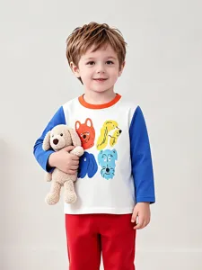 T-shirt à manches longues en coton pour garçon avec imprimés de chiens colorés.