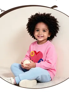 Set felpa rosa da bambina e comodi pantaloni della tuta blu con dolce ricamo d'amore.