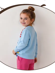 Vue détaillée du sweat-shirt en coton bleu clair mignon pour enfants avec broderie de coeurs.