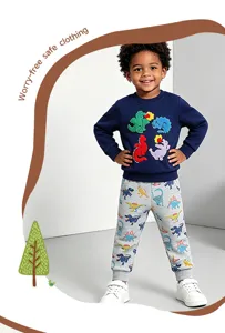 Vista dettagliata del completo autunnale per bambini con felpa blu e pantaloni dinosauro.