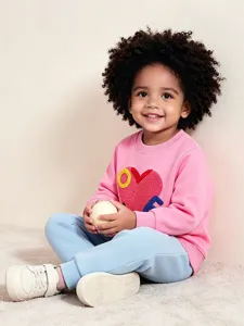 Felpa rosa per bambini con ricamo cuore amore colorato e pantaloni della tuta azzurri.
