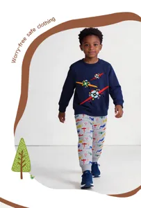 Vue détaillée d'ensemble sweat-shirt et pantalon en coton pour garçons avec imprimé avion.