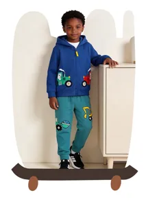 Conjunto de sudadera con capucha y comodo pantalon con estampado de tractor para ninos