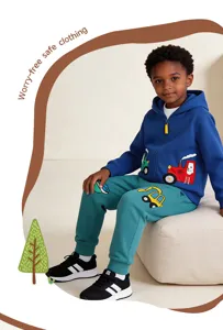 Conjunto de sudadera con capucha y pantalón de chándal infantil con bordado de coches.