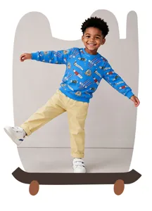Jongens blauwe raket print sweatshirt gecombineerd met gele casual broek voor dagelijks outfit.