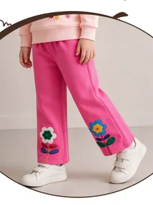 Gedetailleerd overzicht van roze kinderbroek met leuk bloemenborduurwerk, zacht.