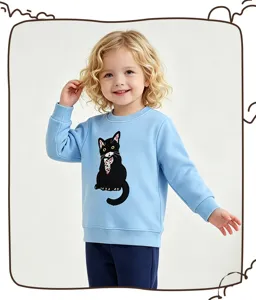 Schattige peuter meisje lichtblauwe sweatshirt met zwarte kat patch en comfortabele ronde hals.