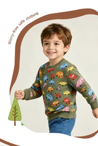 Sudadera verde oliva elegante para niño con estampado de coches coloridos bonitos para el otoño.