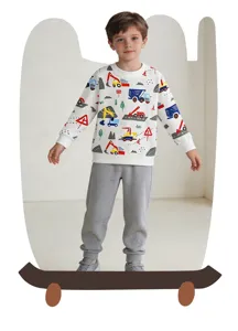 Vue détaillée du sweat-shirt imprimé véhicules de chantier et pantalon de survêtement garçon.