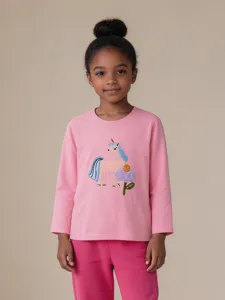 Rosa Langarm Baumwoll T-Shirt für Kinder mit einer niedlichen Einhorn Stickerei vorne.