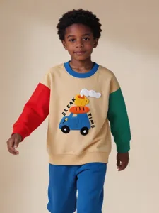 Kinderen kleurblok cartoon auto geborduurd sweatshirt set, casual lange mouw top voor jongens.