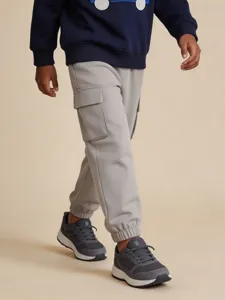 Stijlvolle casual kinder cargobroek met passende sweatshirt set voor dagelijks gebruik.