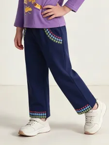 Schöne Mädchen gerade Hose mit bunter Stickerei, perfekt für den Herbst Alltagslook.
