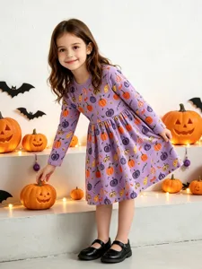 Paarse jurk met lange mouwen voor peutermeisjes met feestelijke pompoenprint voor de herfst.