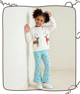 Vista dettagliata del vestito autunnale per bambini con felpa renna e pantaloni a zampa.