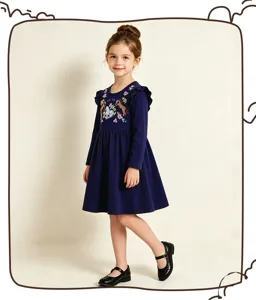 Vista detallada del vestido de punto para niños con motivos de caballos y flores.