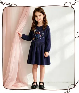 Vue détaillée de la robe d'automne en tricot pour filles avec broderie de sorcière.