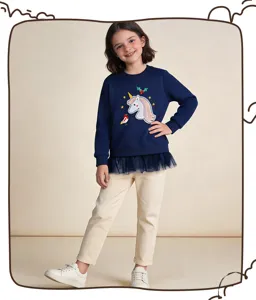 Dunkelblauer Langarm Sweatshirt für Mädchen mit süßem Einhorn-Stickerei-Patch und Mesh-Saum-Detail.