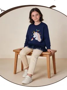 Details des süßen Mädchen Sweatshirts mit Einhorn Stickerei und feinem Tüllsaum langarm.