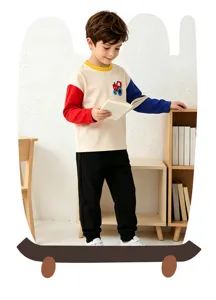 Camiseta infantil de manga larga con bloque de color, bordado de coche y pantalón negro.