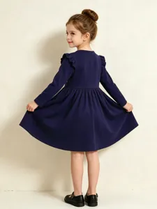Vestido de punto de manga larga para niña en azul marino con volantes, vista frontal