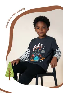 Detailansicht des langärmeligen Kinder-Crewneck-T-Shirts mit Weltraum-Raketen- und Planeten-Grafikdruck.