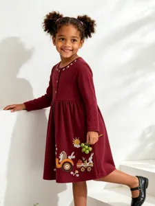 Robe longue brodée pour fille d'automne avec motif de hérisson mignon et tissu doux.