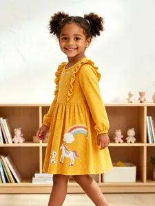 Süßes Kleinkind Mädchen Langarm Gelb Kleid mit niedlicher Einhorn und Regenbogen Stickerei.