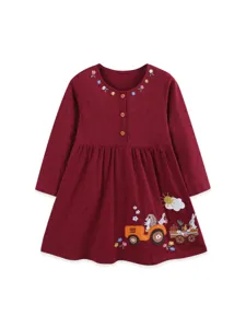 Robe bordeaux à manches longues pour petite fille avec broderie de tracteur et animaux mignons.