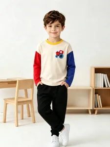 Camiseta de niño de manga larga colorblock con parche de coche y pantalón cómodo.