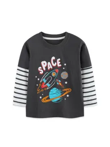 Jungen Langarm gestreiftes T-Shirt mit Weltraum Print, bequemes Baumwoll Rundhals Top.