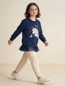 Mädchen dunkelblau Sweatshirt mit süßem Einhorn Stickerei und Tüllsaum für Kinder.