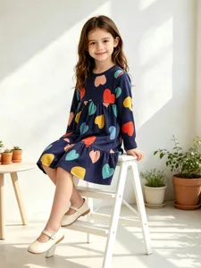 Vestido de algodón manga larga para niñas con estampado de corazones coloridos y cuello redondo.