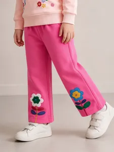 Stijlvolle kinder rechte broek voorzien van mooie bloemenborduurwerk in helder roze.