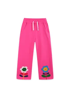 Roze casual kinderbroek met rechte pijpen, leuke bloemenborduursel en verstelbaar taillekoord.