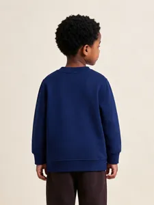 Achterzijde van een klassieke donkerblauwe kinder sweater met ronde hals voor jongens.