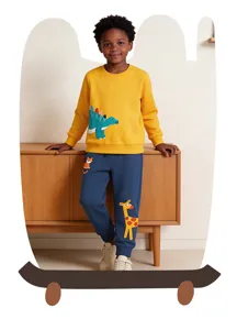 Vista detallada del conjunto de sudadera y pantalón de chándal con estampado, algodón suave.