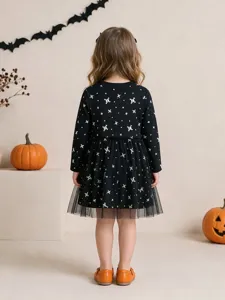 Grazioso abito a maniche lunghe per bambina con stampa scheletro e gonna in tulle nero.