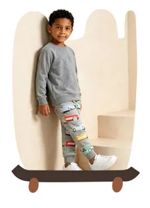 Sudadera gris para niños y pantalón de jogging con estampado de coches divertido detalle.