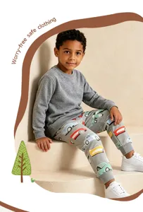 Vista detallada de pantalones de chándal grises para niños con estampado de autos.