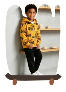 Sudadera con capucha para niño con estampado de camiones, ajuste cómodo, vista detallada.